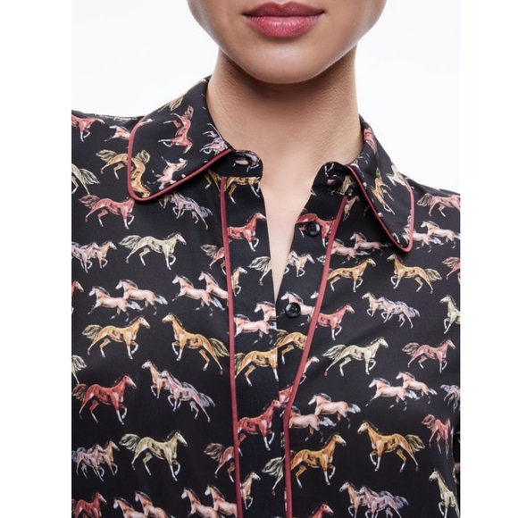 NWT Alice + Olivia Horse-Print Willa Placket Top With Piping in Rodeo Black Sz.M - Picture 3 of 16